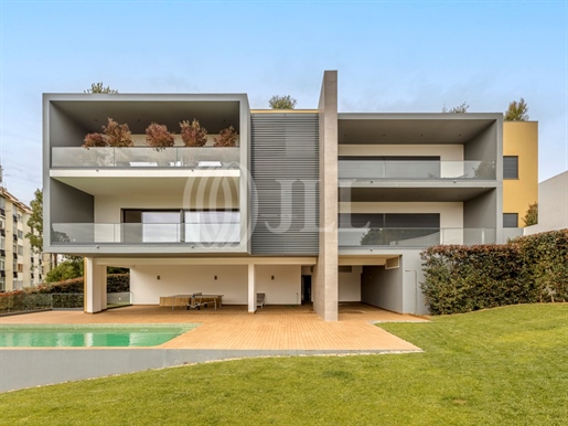 4-Bedroom duplex apartment in a gated community with garden and swimming pool in Estoril, Cascais