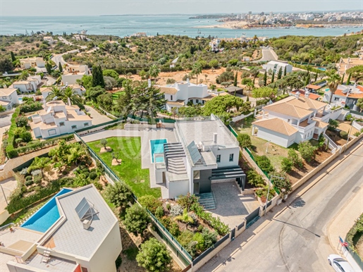 Moradia T4 com vista mar e piscina, em Lagoa, Algarve
