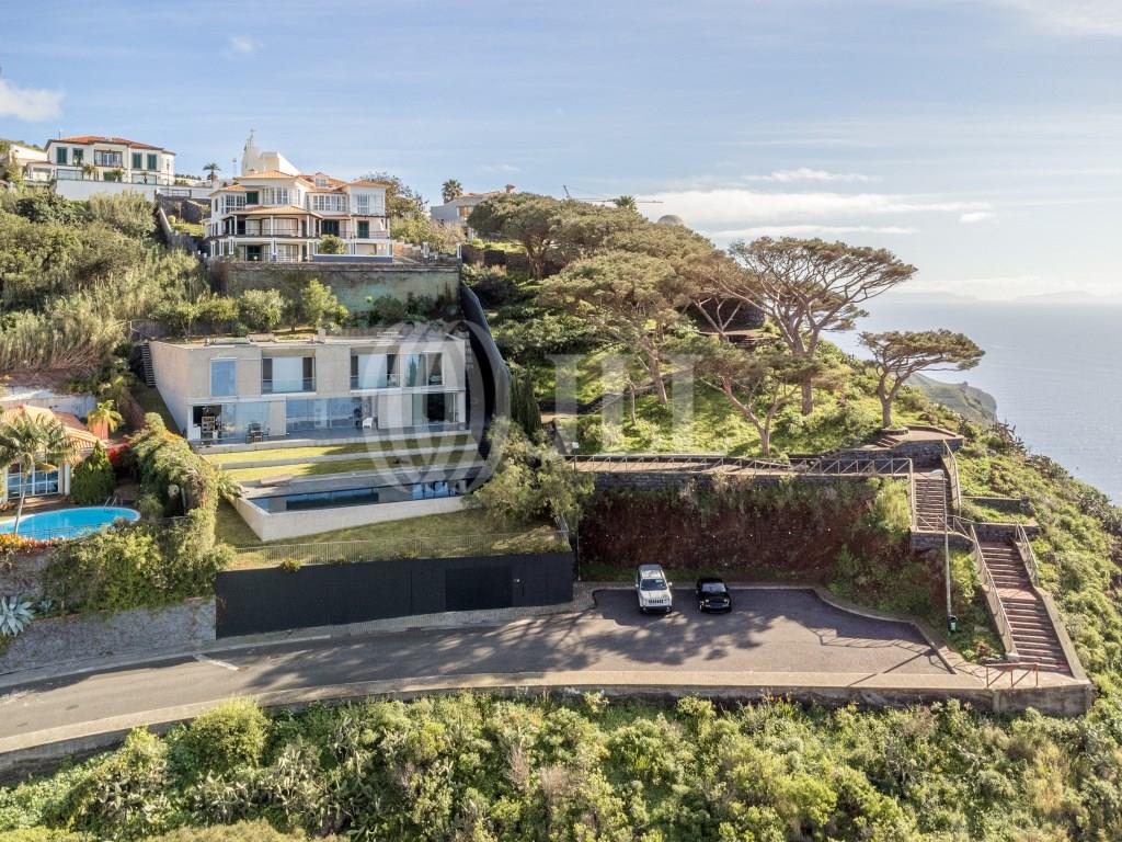4 bedroom villa with pool and sea views, in Funchal, Madeira