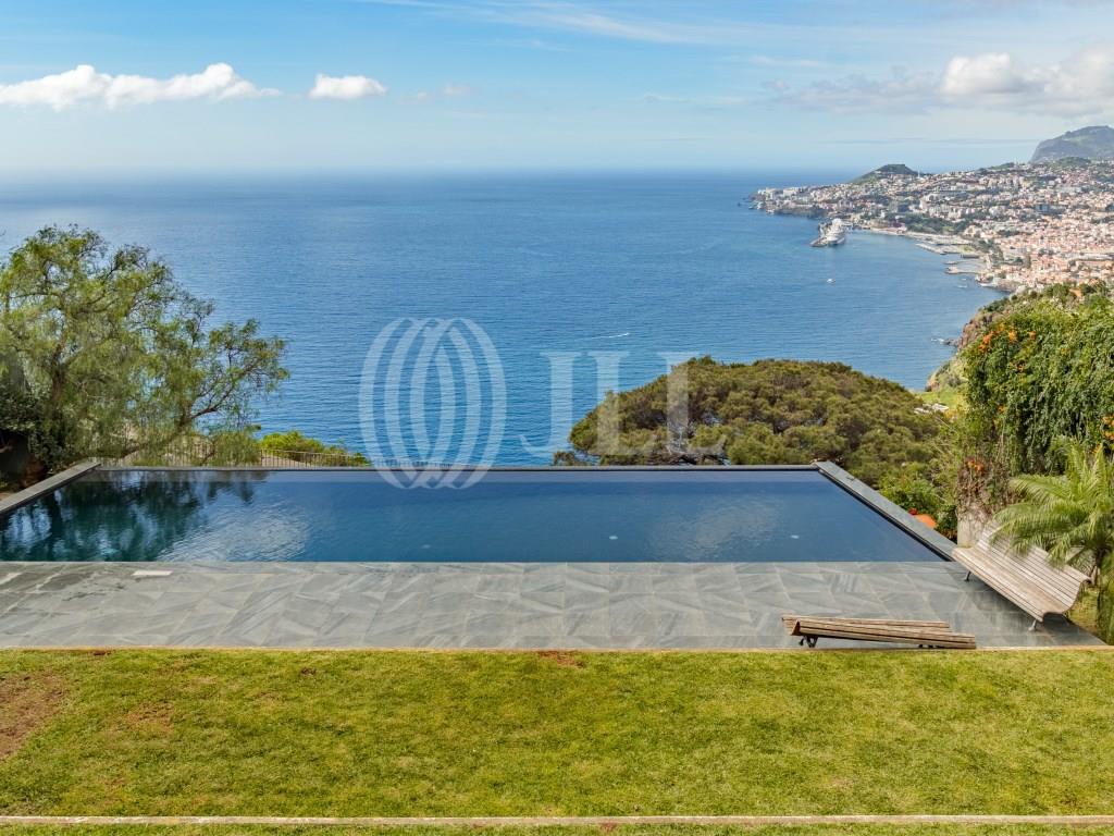 4 bedroom villa with pool and sea views, in Funchal, Madeira
