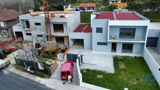 Home / Villa with 4 Rooms in Leiria with 400,00 m²