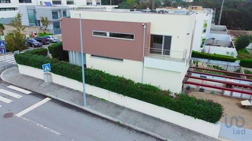 Maison T3 à Porto de 306,00 m²