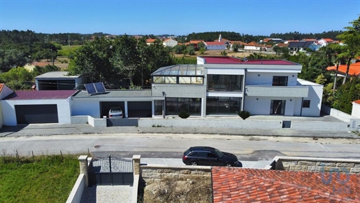 Home / Villa with 4 Rooms in Leiria with 258,00 m²