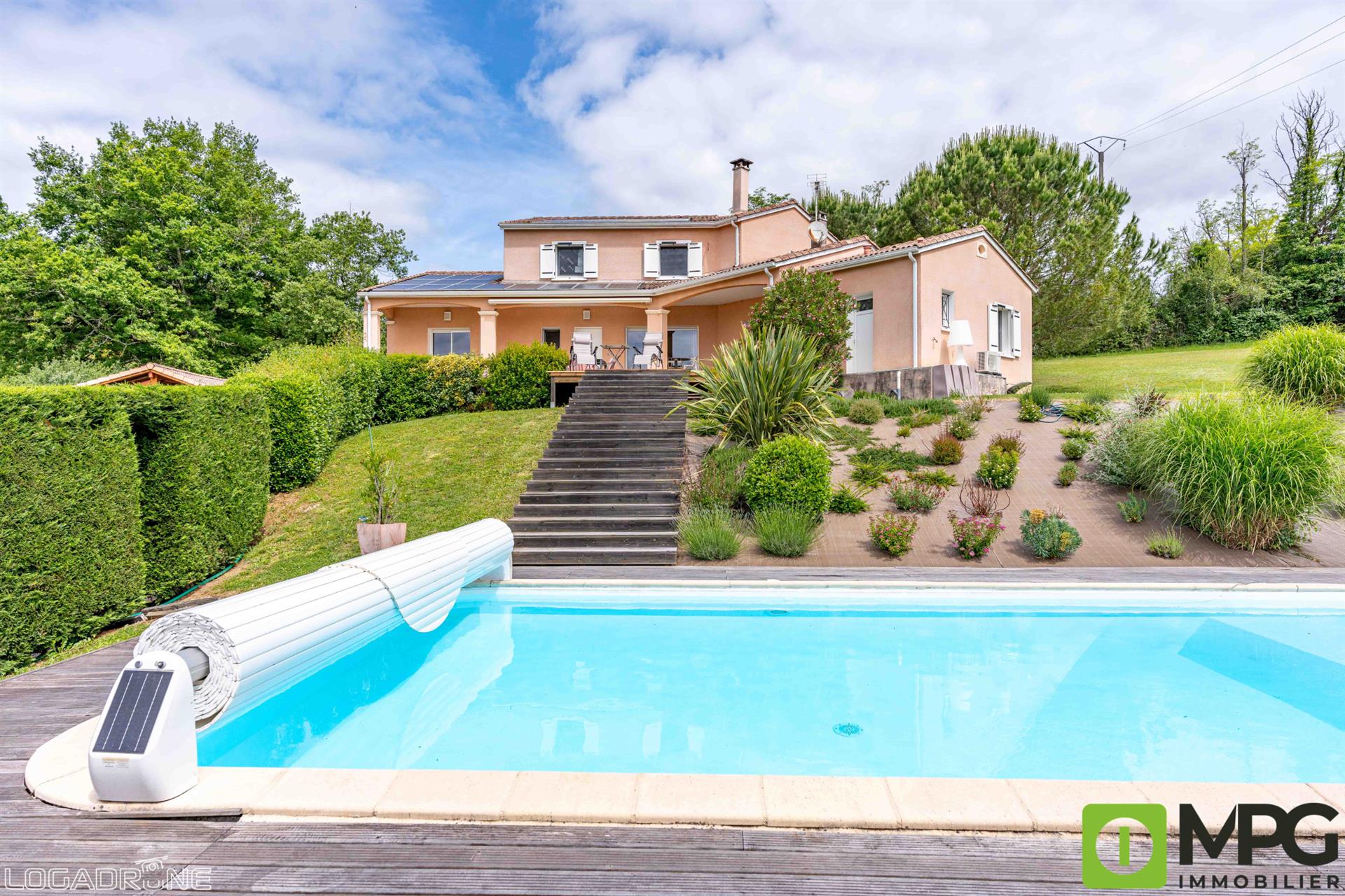 Villeneuve Sur Lot, contemporary house of about 170 m2 with 5 bedrooms, garage and swimming pool wi