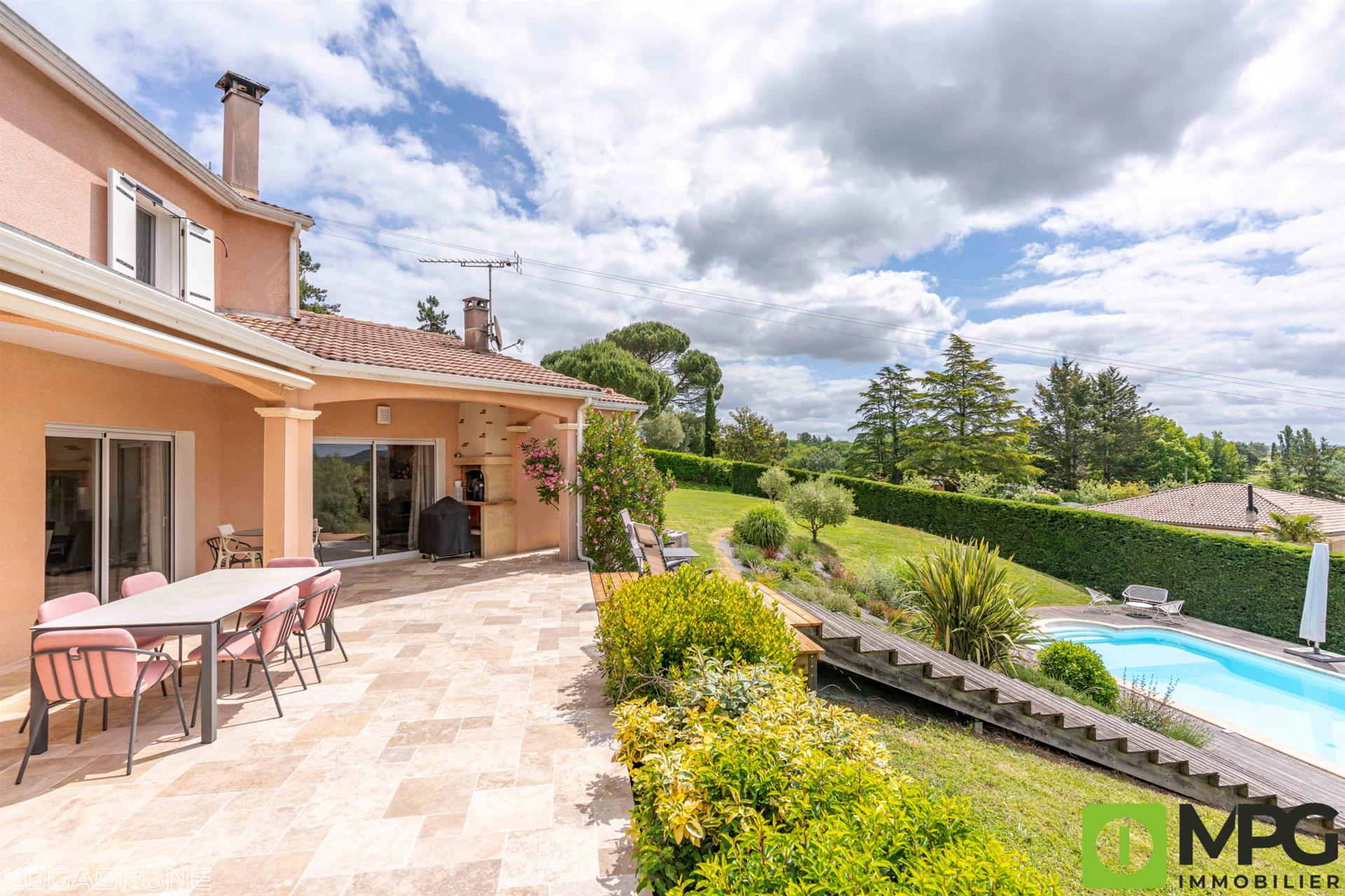 Villeneuve Sur Lot, contemporary house of about 170 m2 with 5 bedrooms, garage and swimming pool wi