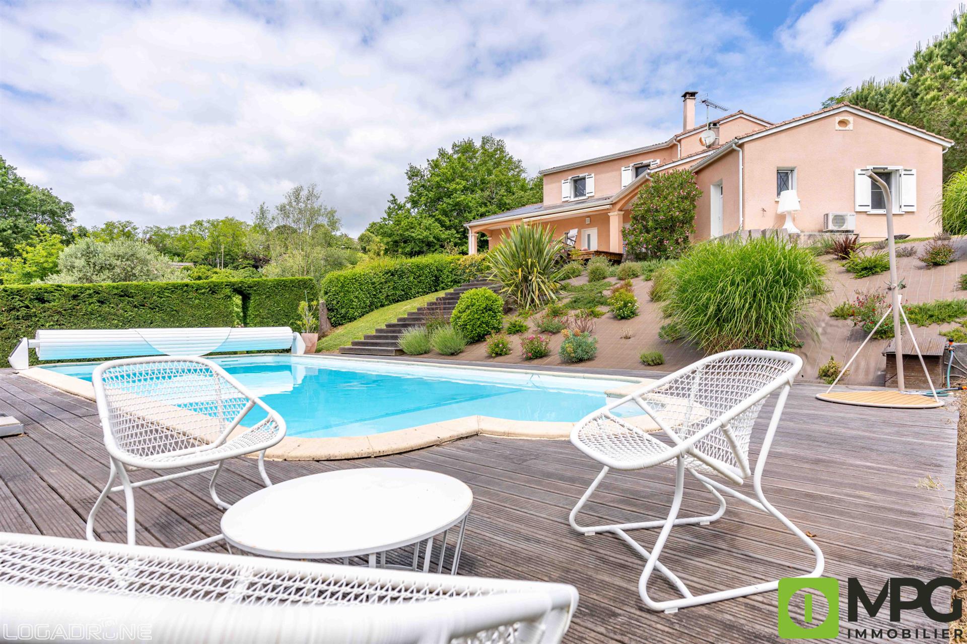 Villeneuve Sur Lot, contemporary house of about 170 m2 with 5 bedrooms, garage and swimming pool wi