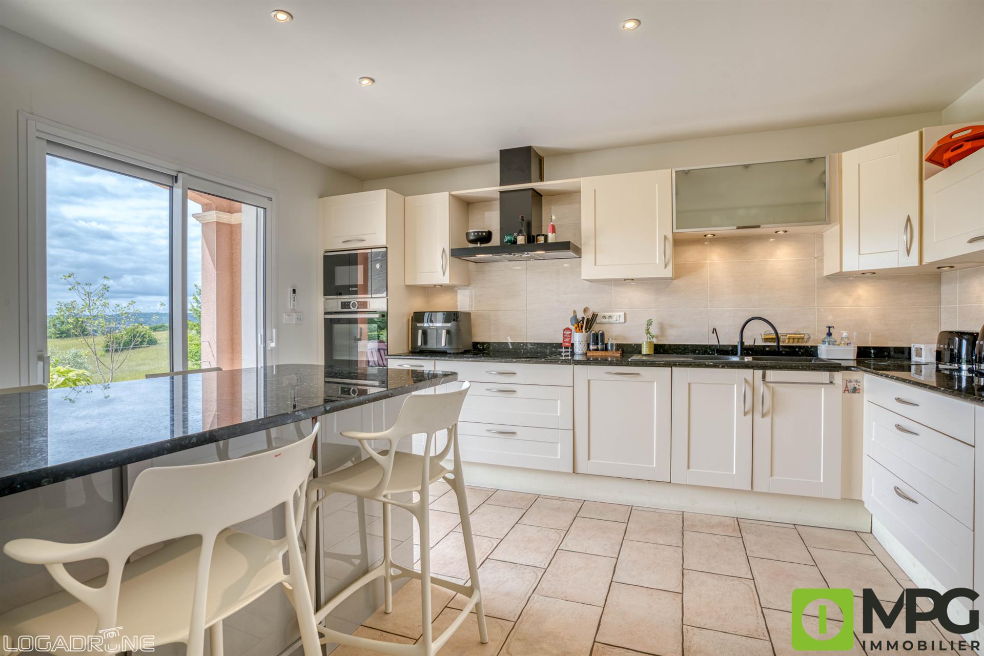 Villeneuve Sur Lot, contemporary house of about 170 m2 with 5 bedrooms, garage and swimming pool wi