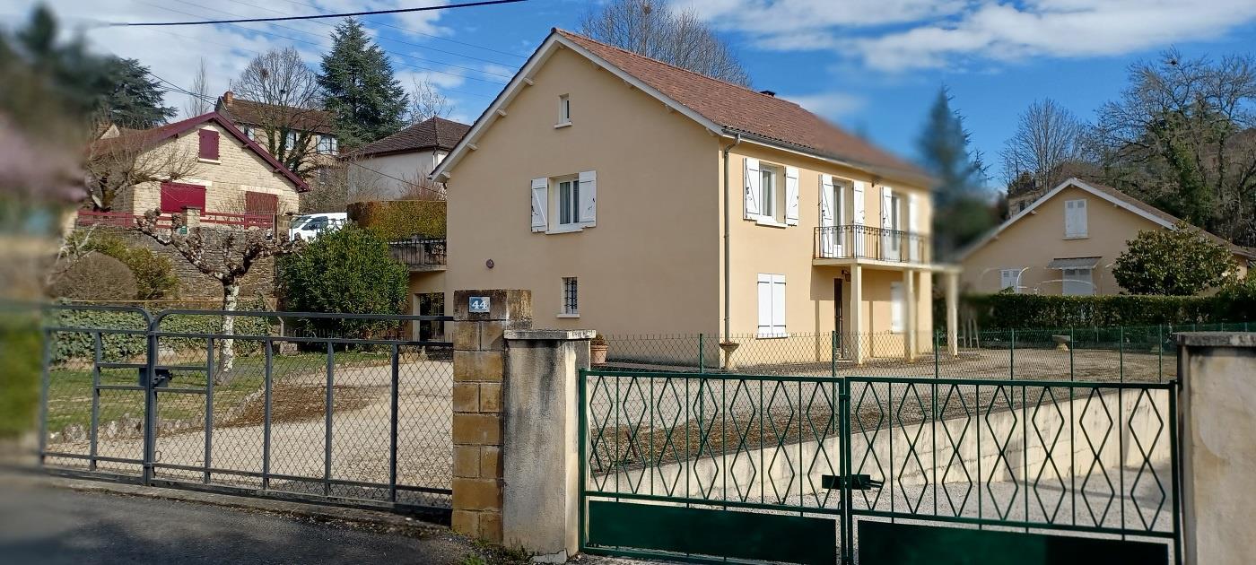 In Sarlat 200m from the town center (residential area)