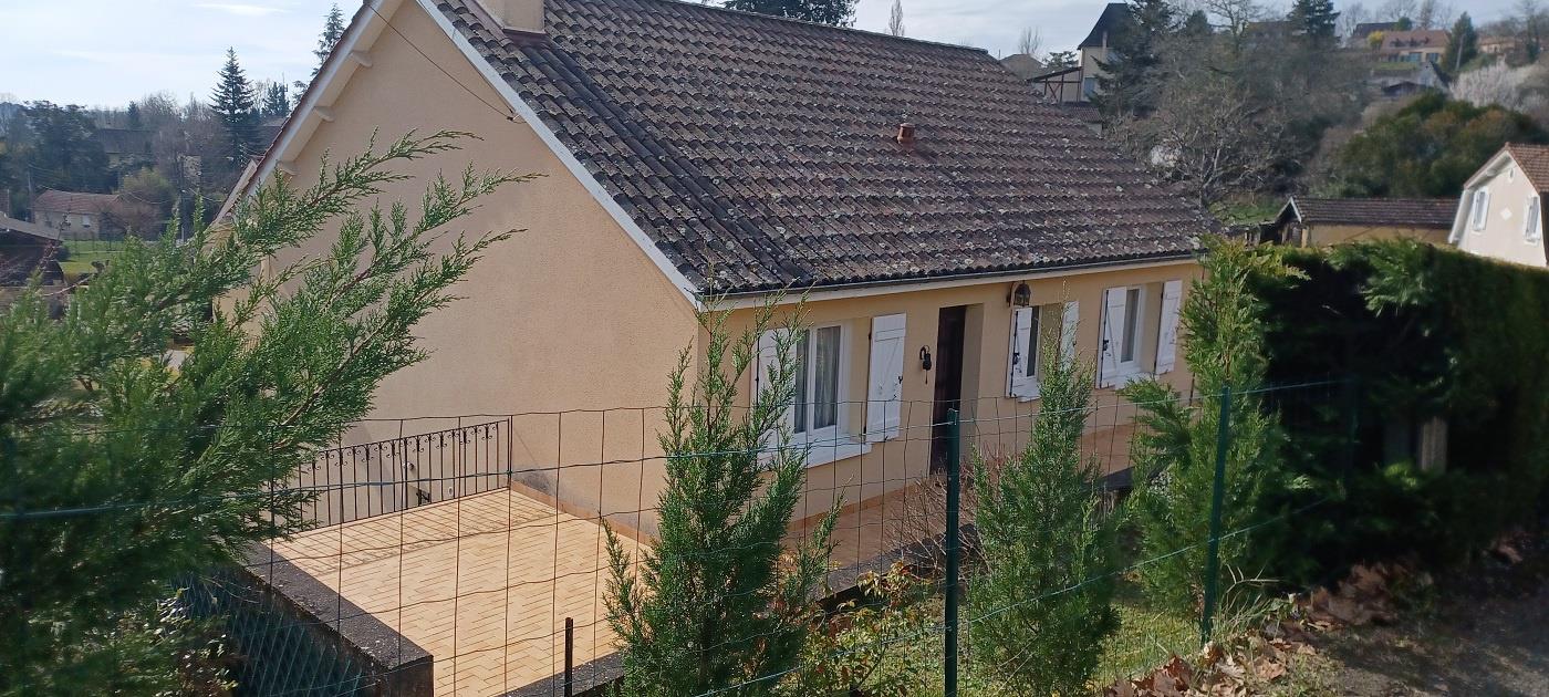 In Sarlat 200m from the town center (residential area)
