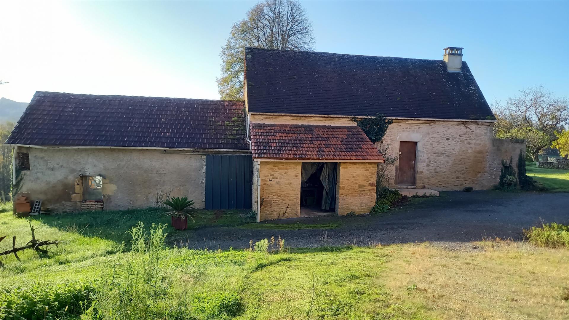 Stone house with outbuilding and 17 hectares of land in Sarlat