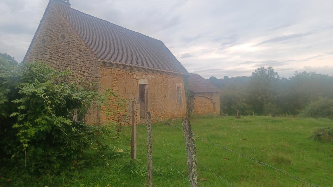 Stone house with outbuilding and 17 hectares of land in Sarlat