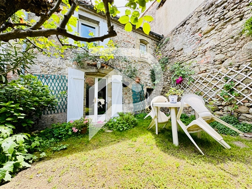 Casa de piedra con jardín y garaje
