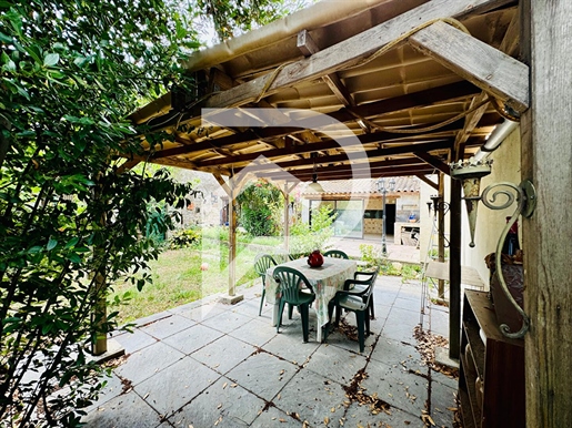 Maison au pied de la cité de Carcassonne avec jardin