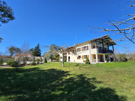 Villa T10 of 354m² swimming pool, pool-house, outbuildings on garden
