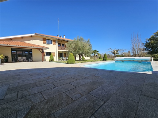 Villa T10 of 354m² swimming pool, pool-house, outbuildings on garden