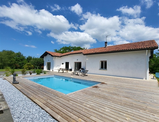 Quiet, traditional house with swimming pool