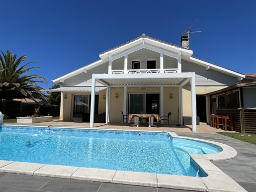Villa T7 165m² piscine chauffée, garage, dépendance sur beau