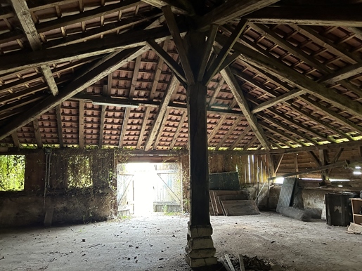 Grange à rénover sur un terrain de 1035 m2. Charpente paraplui