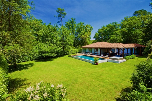 Property with house T6 147m² and house T2 60m² swimming pool