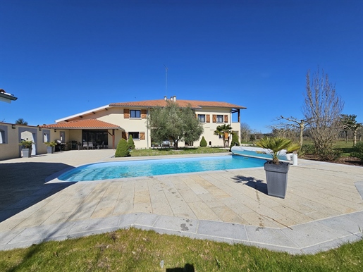 Villa T10 of 348m² swimming pool, pool-house, outbuildings on garden