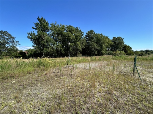 In a quiet countryside area building plot of 1619 m2 h