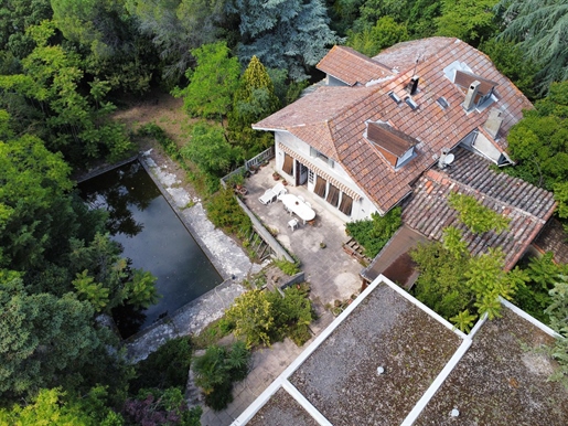 Populair gebied Te renoveren huis in een park van ongeveer 4000 m2