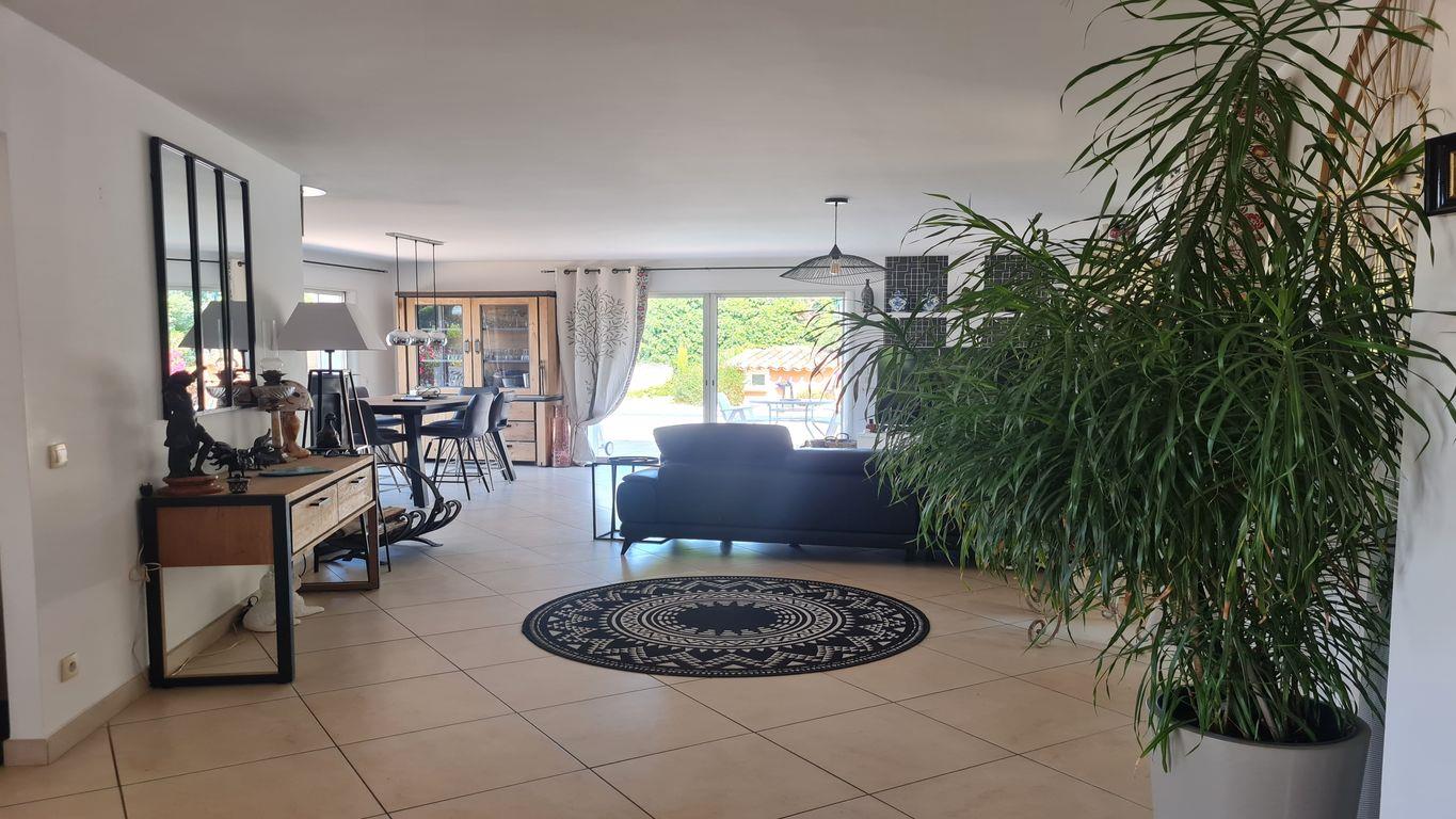 Compra: Vivenda (83370)