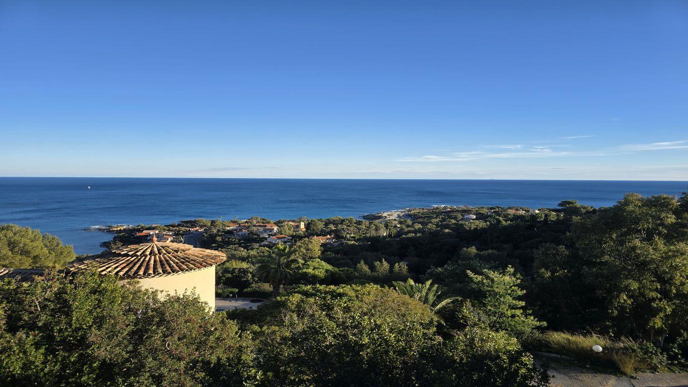 Located in the popular area of ??Les Issambres, this unique property is offered for sale, divided in
