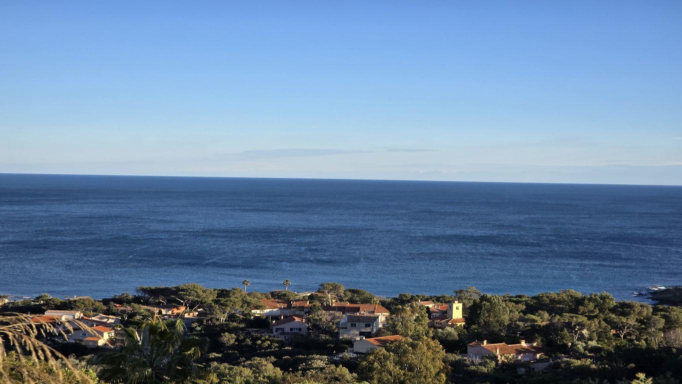 Located in the popular area of ??Les Issambres, this unique property is offered for sale, divided in