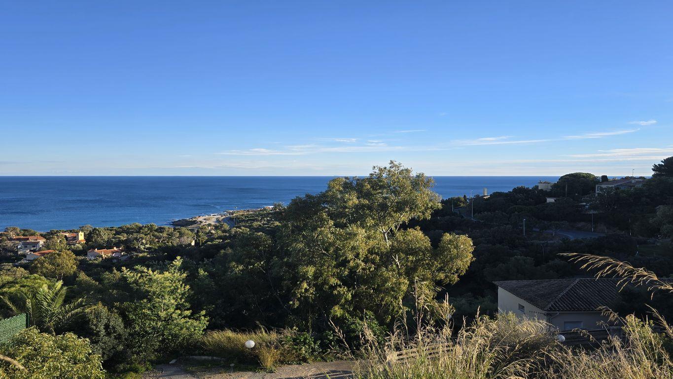 Located in the popular area of ??Les Issambres, this unique property is offered for sale, divided in
