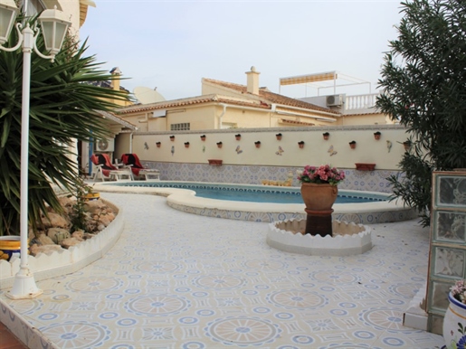 Geräumige Villa mit privatem Pool in Orihuela Costa