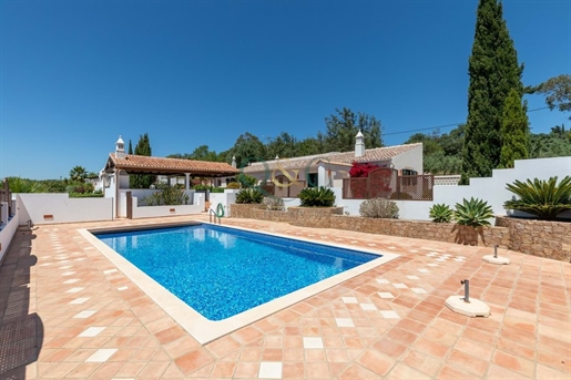 Beautifully renovated traditional Quinta with stunning views of the surrounding countryside and sea,