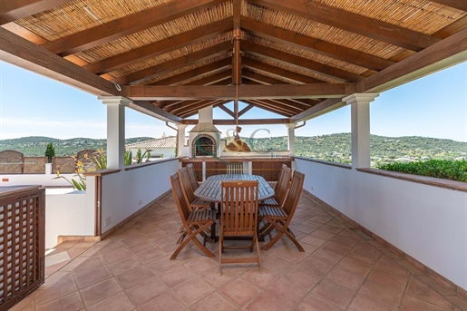 Beautifully renovated traditional Quinta with stunning views of the surrounding countryside and sea,