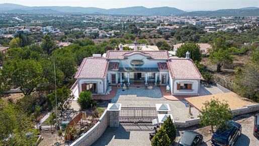 Impressive spacious 5/6 double bedroom villa offering stunning views of the Algarve coast and the Se