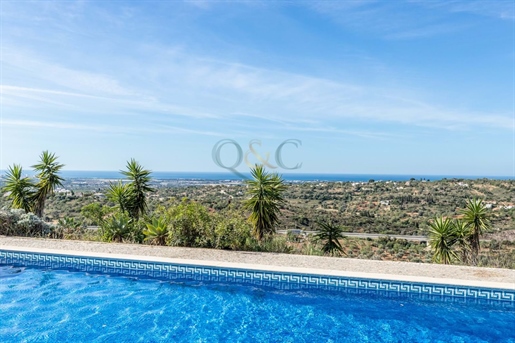 Beautiful traditional quinta with superb sea views for sale in Boliqueime.