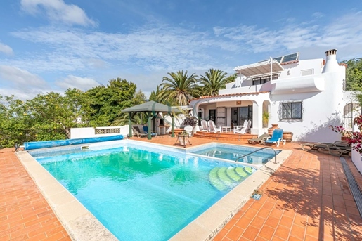 Villa with exceptional views to the sea.