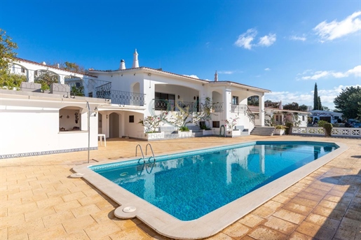 Extensive 4 bedrooms, 6 bathrooms, detached house, for sale, with outdoor swimming pool and incredib