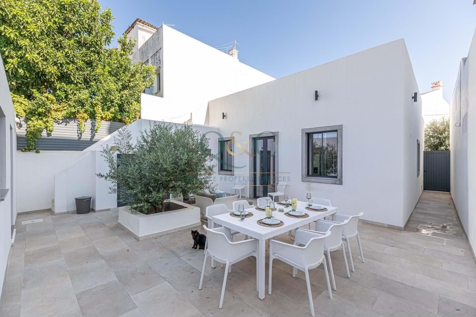 Charming contemporary semi-detached house close to the centre of Loulé