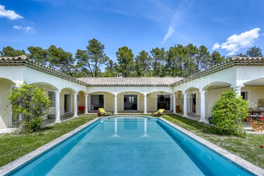 Spacious contemporary single-storey villa for sale in Draguignan