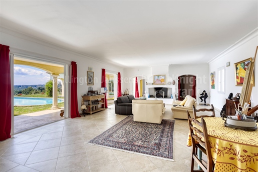 Spacious contemporary single-storey villa for sale in Draguignan