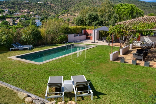 Villa mit Schwimmbecken zum Verkauf durch die Immobilienagentur