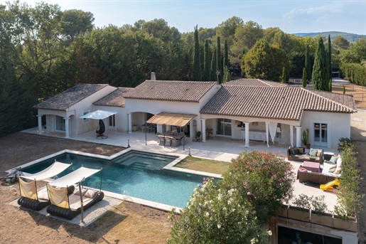 Villa med pool og lejlighed med egen forplejning i Draguignan