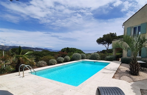 Villa met panoramisch zeezicht te koop in Sainte-Maxime.