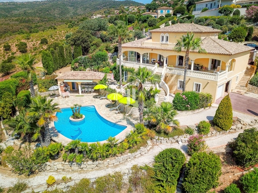 Villa met uitzicht op zee te koop in Les Issambres.