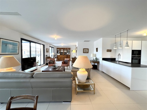 Contemporary penthouse for sale in Sainte-Maxime town centre
