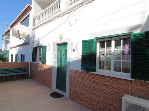 Villa de 4 dormitorios con patio trasero y terraza en una zona residencial en Olhão