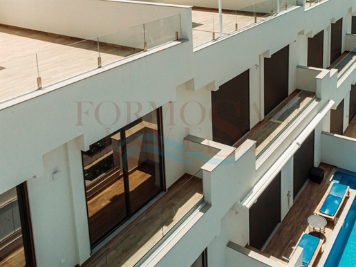 ¡Nueva villa de 3 dormitorios con piscina, vista al mar y estacionamiento privado!