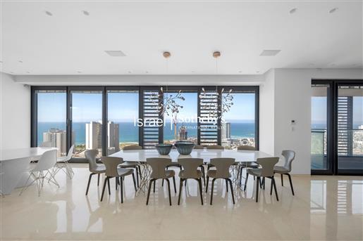 Ultra-Luxe Appartement met Zeezicht in de White City Residence