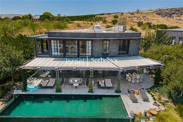 Villa de style toscan avec piscine au bord de la mer de Galilée 
