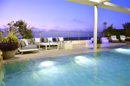Royal Seafront Penthouse with a Pool